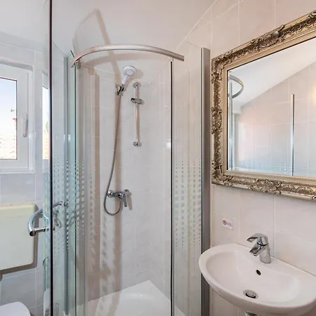 Kod Lovrica Apartment Vir