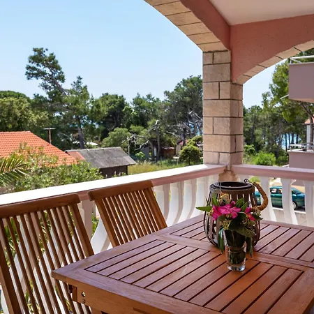 Kod Lovrica アパート ヴィル