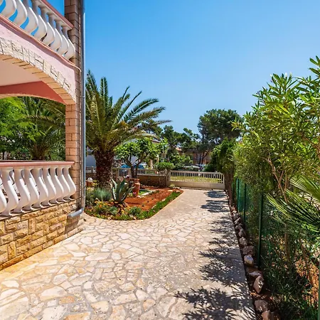 Kod Lovrica Apartment *