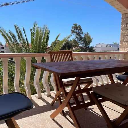 Kod Lovrica Apartment Vir