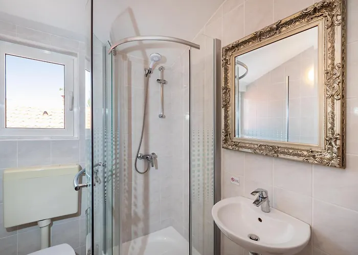 Kod Lovrica アパート ヴィル