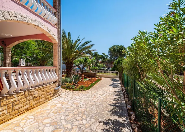 Kod Lovrica アパート *